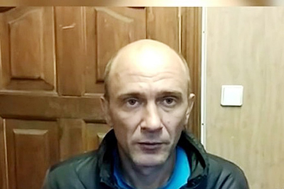 Мужчина схватил ограждающий столбик и разбил им защитное стекло на картине