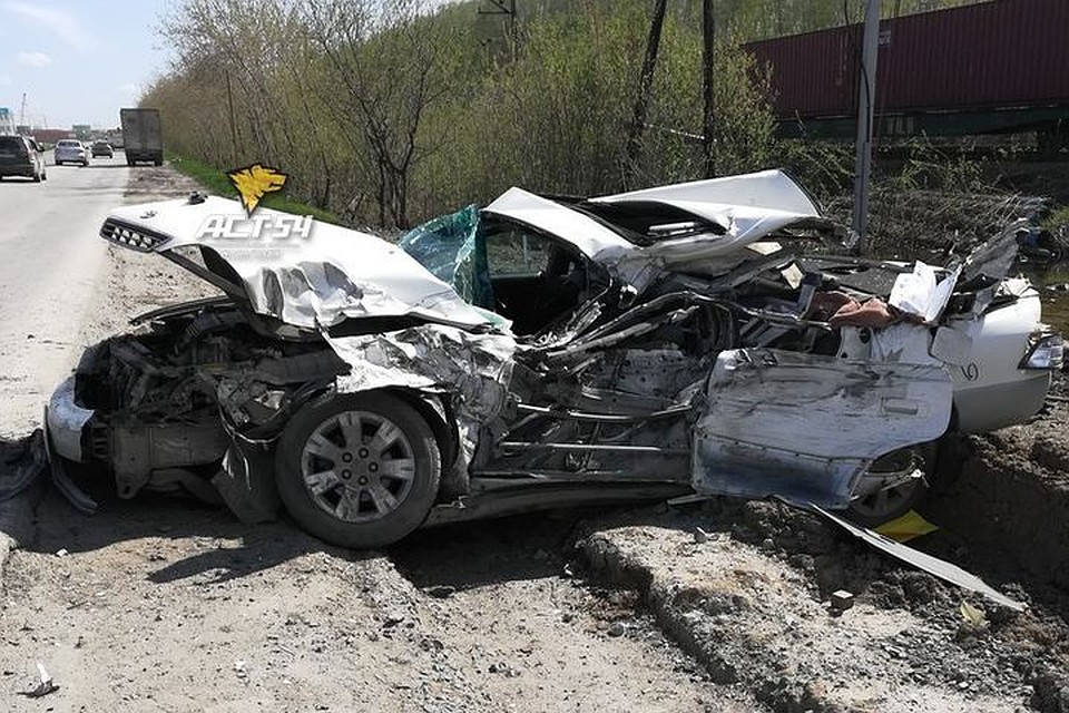 Удар был настолько сильным, что пассажир иномарки погиб на месте аварии.