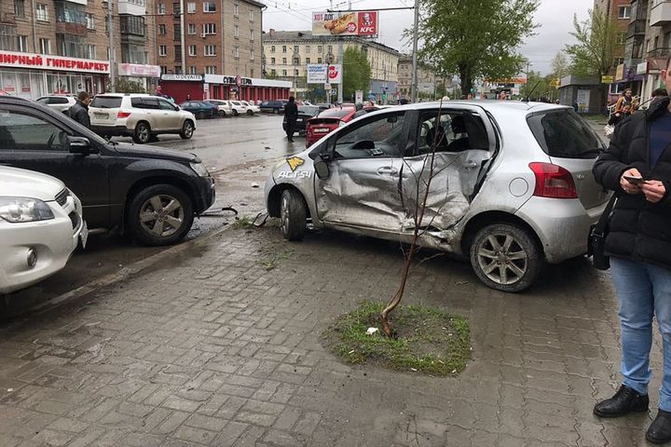 Молодой водитель устроил массовое ДТП. Фото: АСТ-54.