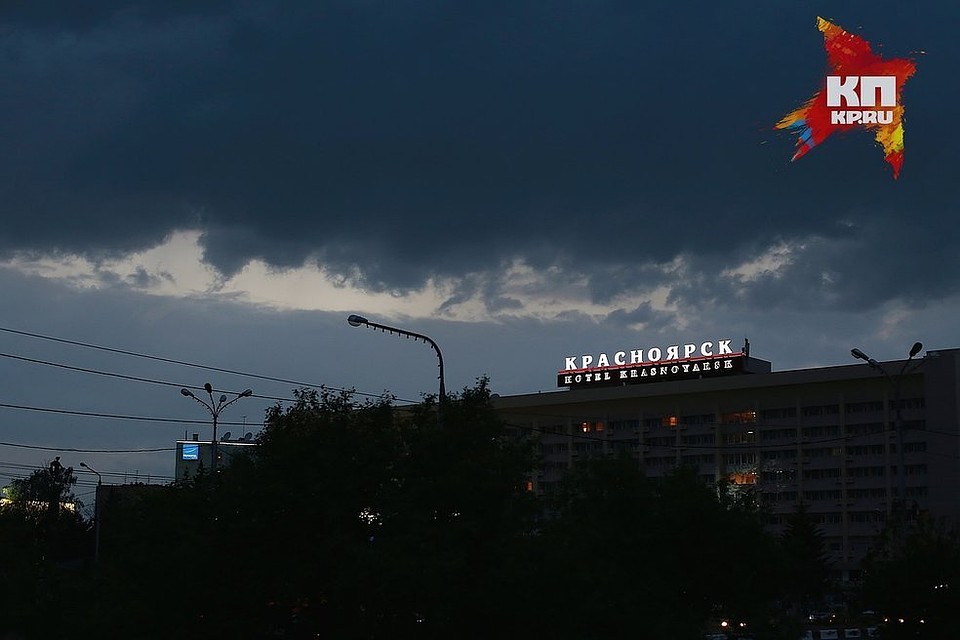Во время дождя стоит быть максимально внимательным автомобилистам – на мокрой дороге машина может внезапно стать неуправляемой.