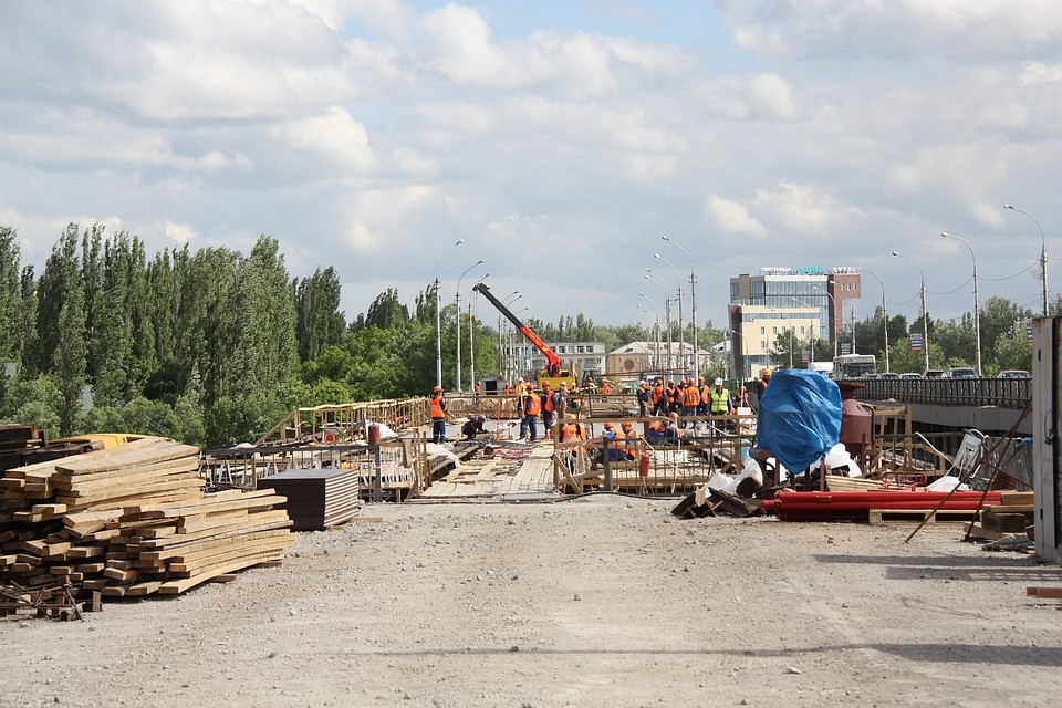 Руководители города и области проинспектировали работы на Петровском мосту