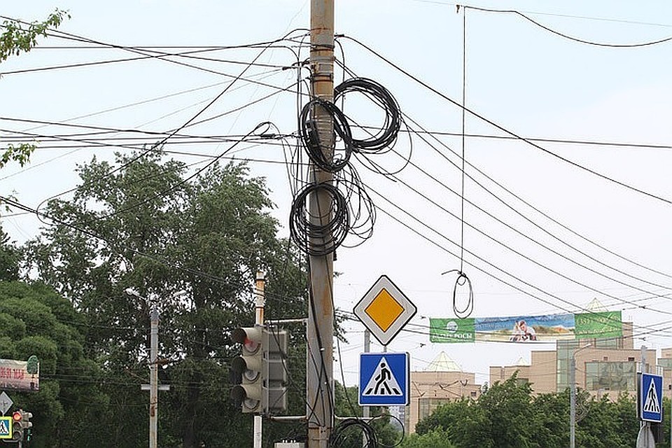 Сейчас центр города неказист еще из-за "лиан" проводов.