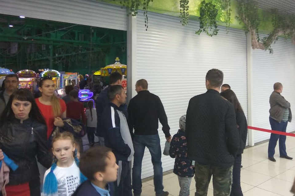 Взрыв в ТРК «Комсомолл» в Иркутске: появилось видео, как из здания эвакуируют пострадавших детей