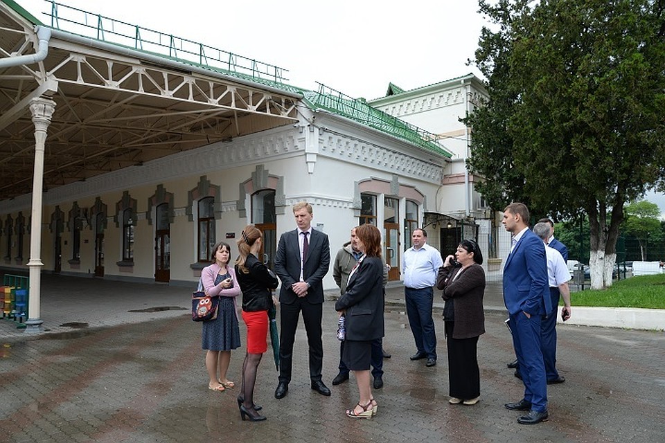 Также глава курорта обсудил с руководством железнодорожного вокзала жалобы жителей города.