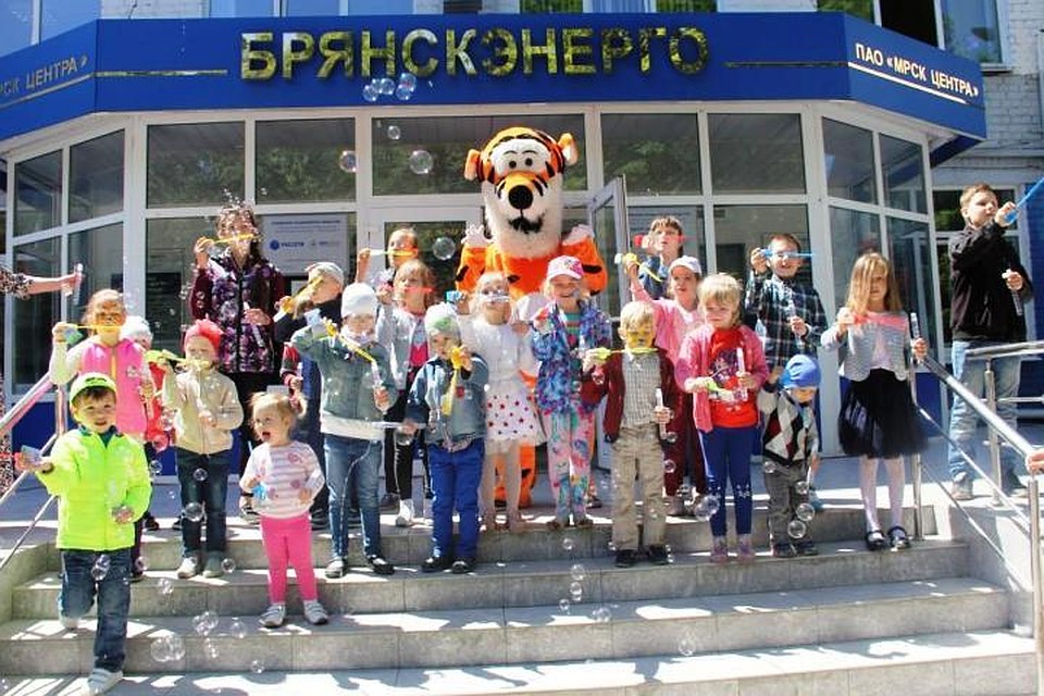 Закончился праздник салютом из мыльных пузырей, запущенный участниками мероприятия
