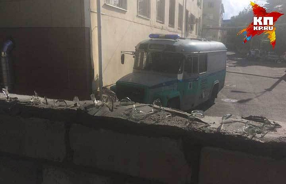 Холов смог перелезть через забор, несмотря на стекла