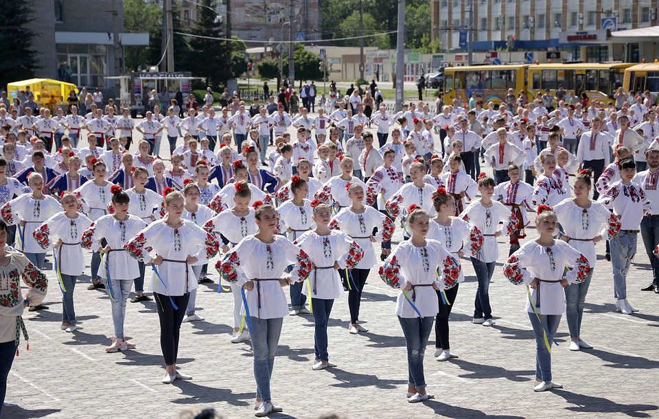 Когда Донбасс скорбит, Украина пляшет. Фото: https://dnews.dn.ua/news/678121