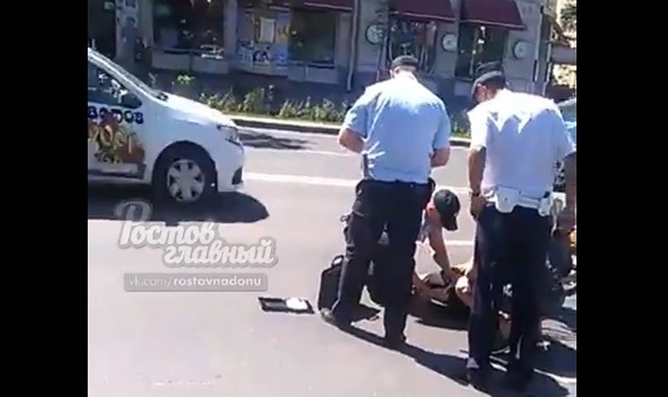 Пострадавшему потребовалась помощь медиков. Фото: группа Вконтакте "Ростов Главный".