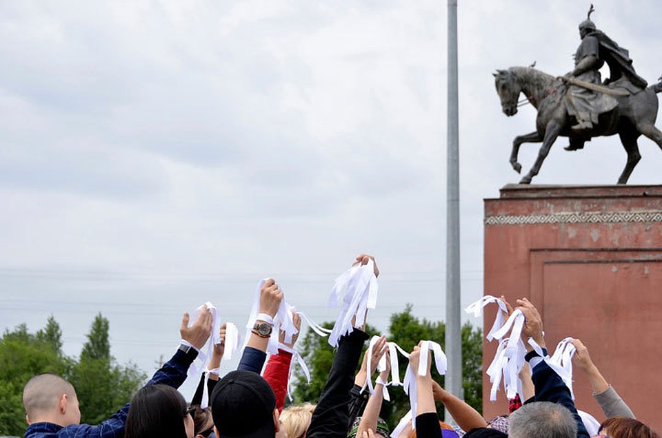 В знак протеста против насилия над женщинами активисты призвали выкладывать фото с белыми лентами.