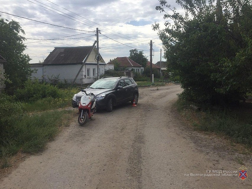 Подросток на скутере упал под колеса китайской иномарки