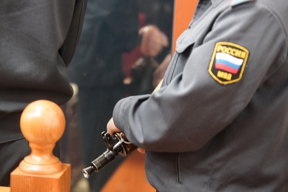 Экс-полицейского поймали на получении взятки от мигранта