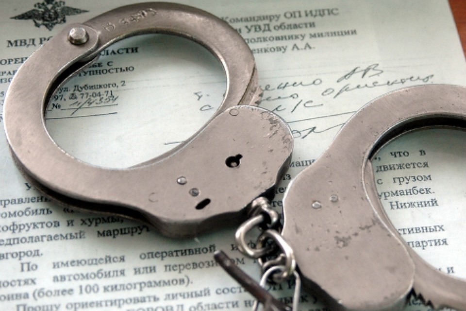 Магнитолу, две фары и приборную панель скрутил автовор с машины в Комсомольске