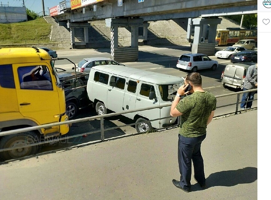 Самосвал не смог затормозить врезался в три легковушки