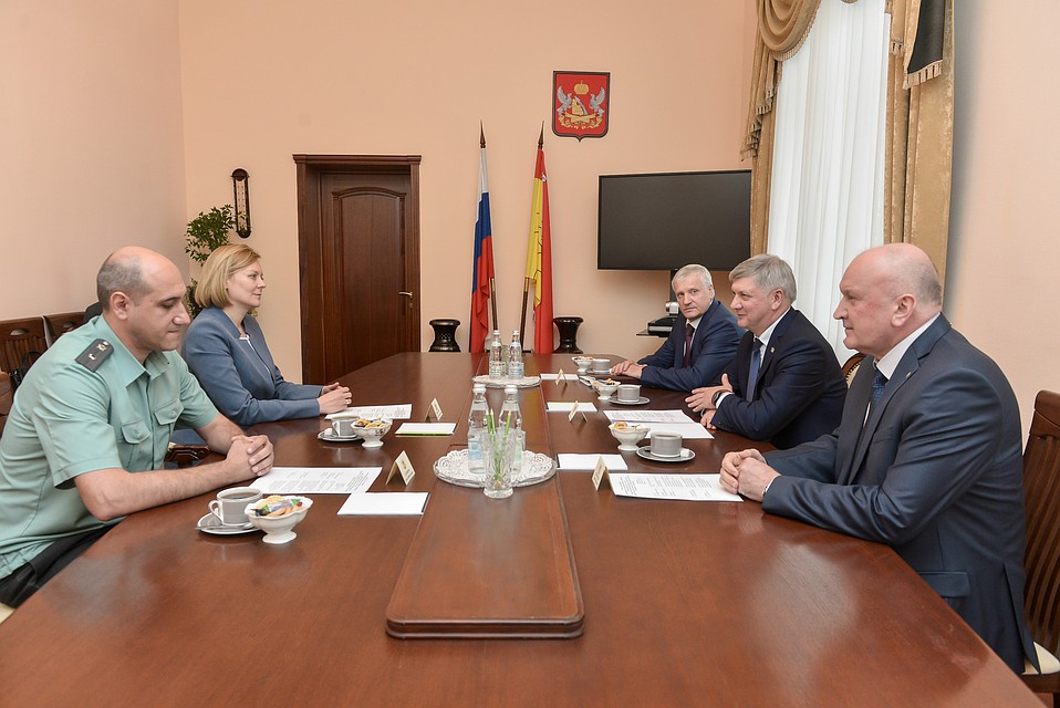 Ольга Помигалова представила Руслана Паринова главе области.