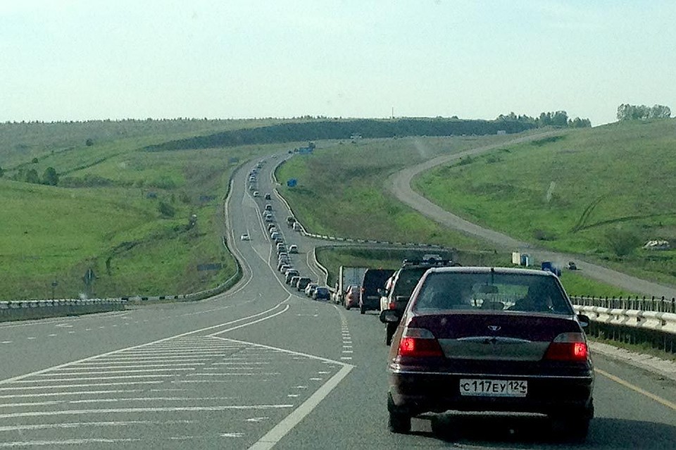 По пути из Канска в Красноярск. По выходным здесь часто похожая картина.