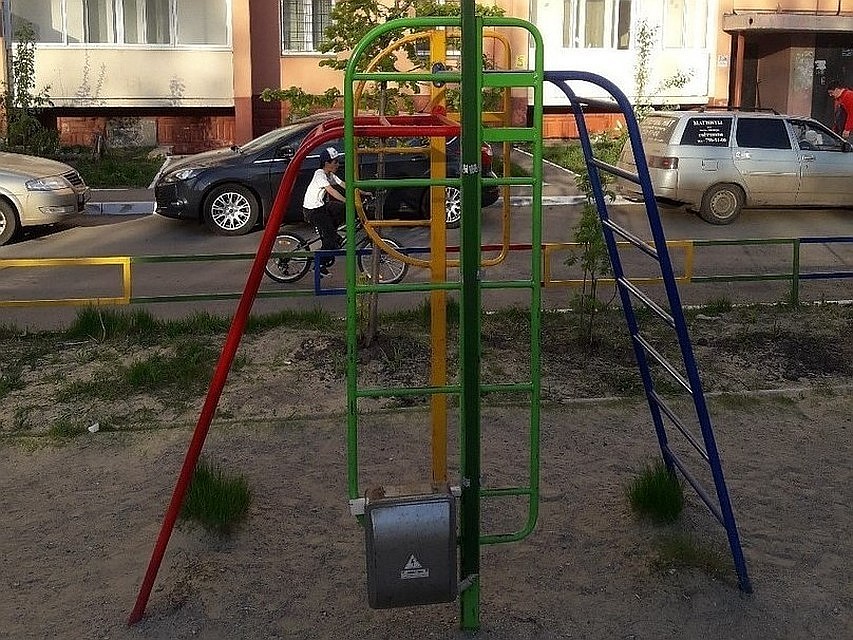 К этому щитку зимой должны были подключить елку. Фото: «Гражданский патруль».