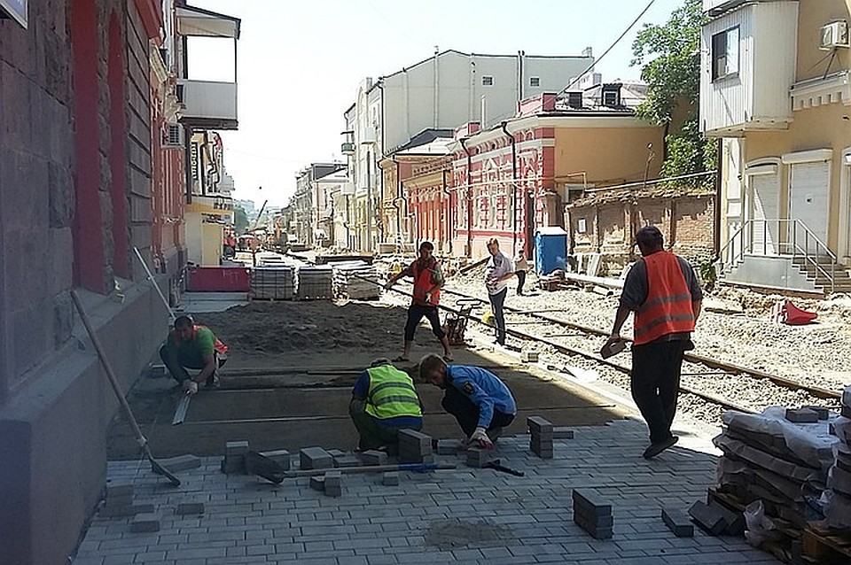 Рабочие замуровали входную дверь в жилой дом