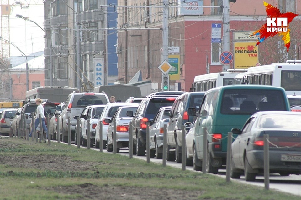 Уже несколько дней в городе стоит настоящая жара, от которой страдают как люди, так и машины