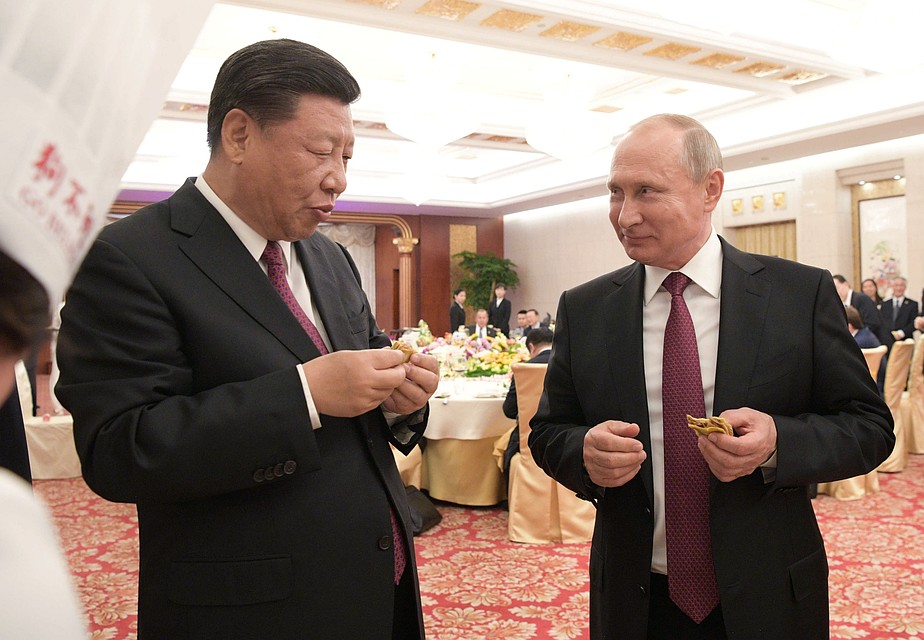 Владимир Путин угостил Си Цзинпина русскими блинами.