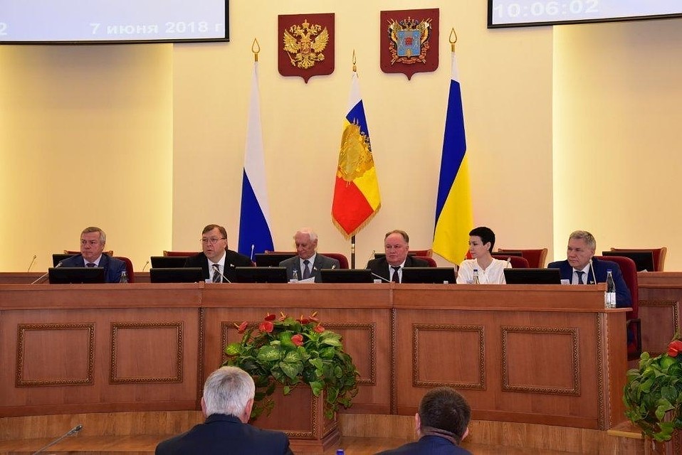 Сразу несколько новостей с 55-го заседания ЗС РО попали в ленты новостей с пометкой "важно". Фото: пресс-служба ЗС РО.