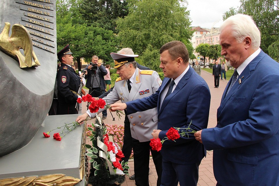 Праздничным мероприятиям предшествовало возложение цветов к монументу «Солдатам правопорядка» и минута молчания