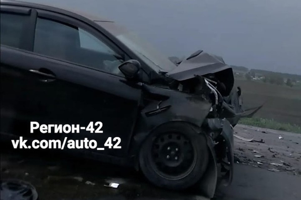 Лобовое ДТП на въезде в Белово Фото: "Регион-42 Кемерово" / ВКонтакте" Видео: Максим Глушенков / "Вконтакте"