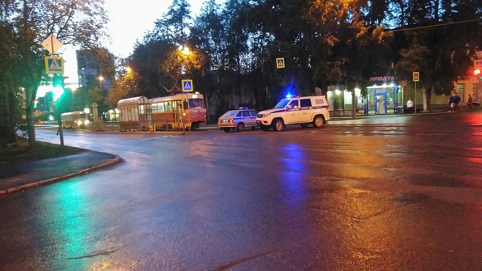 В Екатеринбурге неизвестные обстреляли трамвай