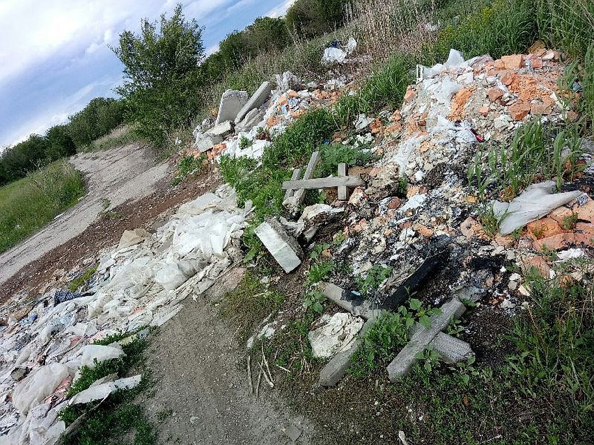 Стихийное кладбище возникло на незаконной свалке