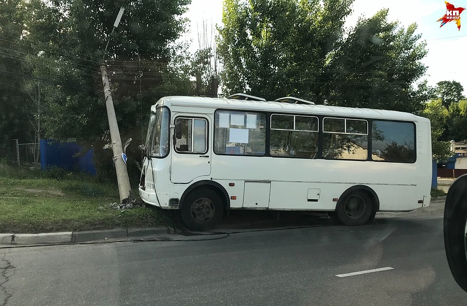 В Орле на улице Октябрьской маршрутка влетела в фонарь