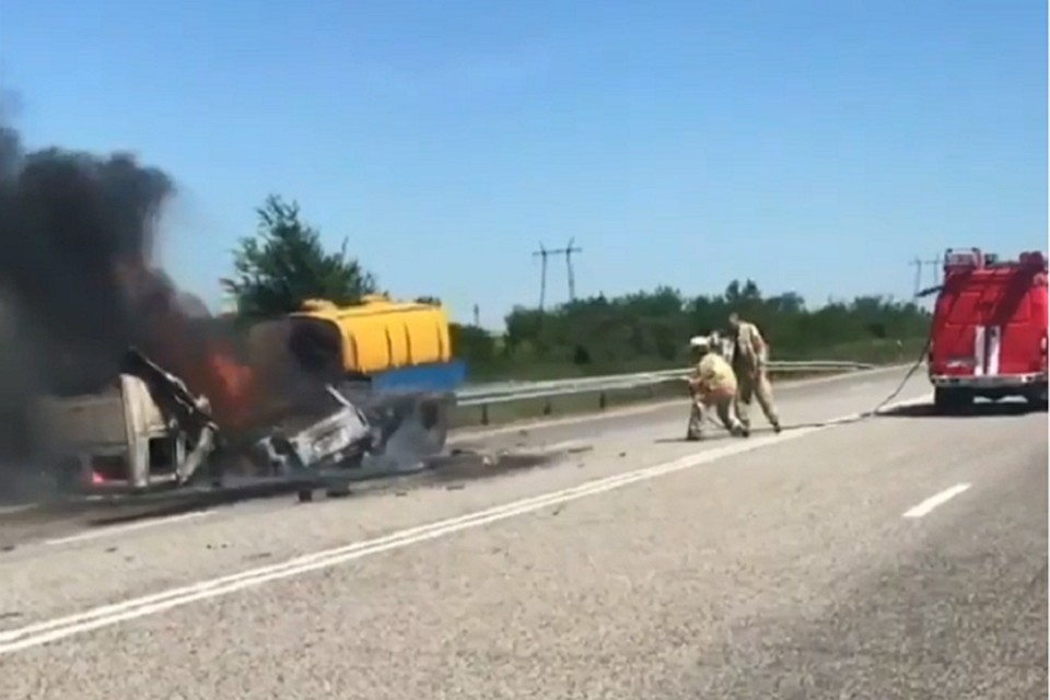 В этой аварии, как сообщают очевидцы, заживо сгорели три человека.