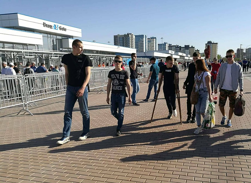 Дымить запретили даже возле стадиона.