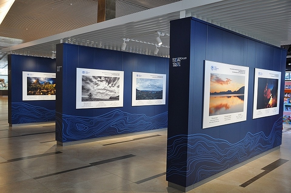 В аэропорту Красноярска открылась фотовыставка Русского географического сообщества. Фото пресс-службы аэропорта