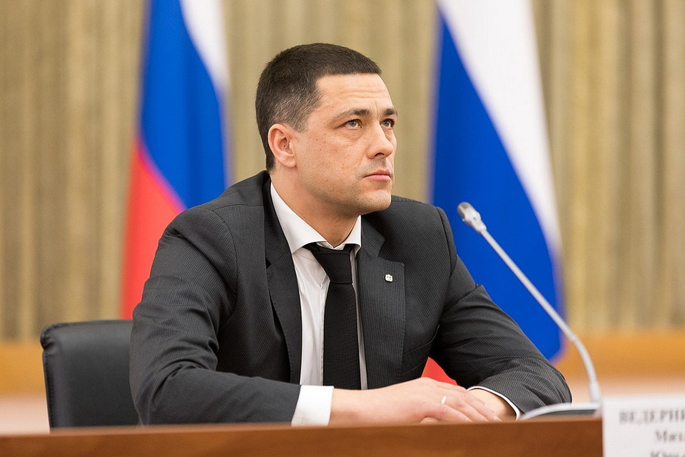 Глава региона начинаем рабочий день строго в девять утра.