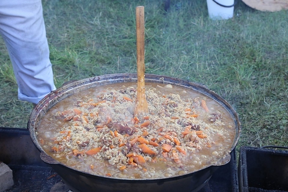Уфимцев и гостей столицы приглашают на бесплатный плов Фото: Ольга ЕМЕЛЬЯНОВА / Дмитрий ЛИФАНЦЕВ