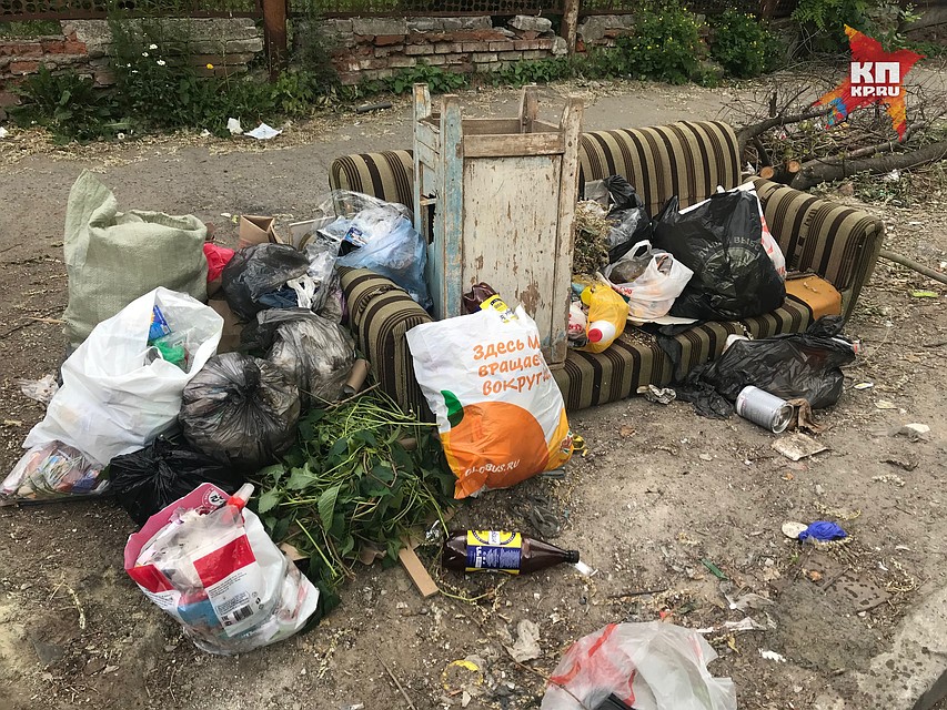 По привычке жители продолжают выносить мусор туда где еще недавно стояли контейнеры.