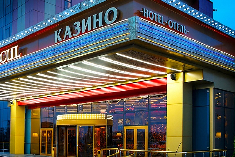 Женщина умерла от перегревания, пока ее парень играл в казино