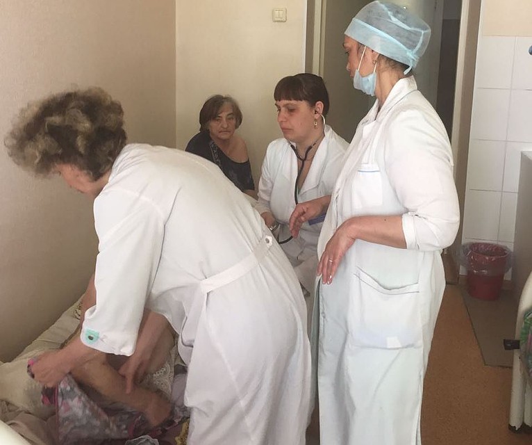 Заведующая отделением ПМП Ирина Пузанова с коллегами делает обход пациентов.