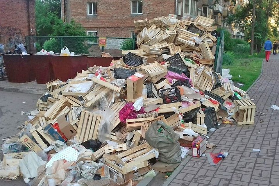 Свалка появилась во дворе одного из домов на улице Ватутина.