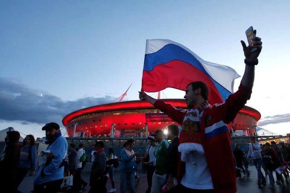 Российские болельщики праздную победу нашей сборной в матче с Египтом