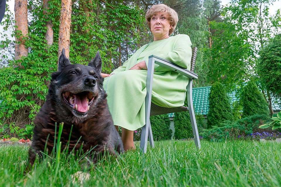 Сейчас любимому псу Эдиты Пьехи Мухе 13 лет.