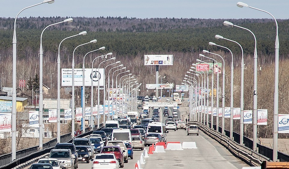 На Коммунальный мост ремонтники выведут больше людей и техники.