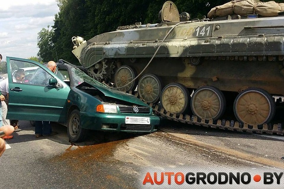 БМП наехала на легковушку. Фото: autogrodno.by