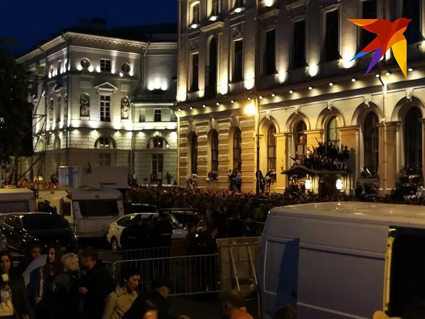 Чтобы рассмотреть проход парусника, некоторые забирались повыше. Например, на козырек служебного входа Эрмитажа. Фото: Александр ГЛУЗ