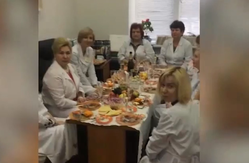 Застолье проходило в кабинете завотделением.
