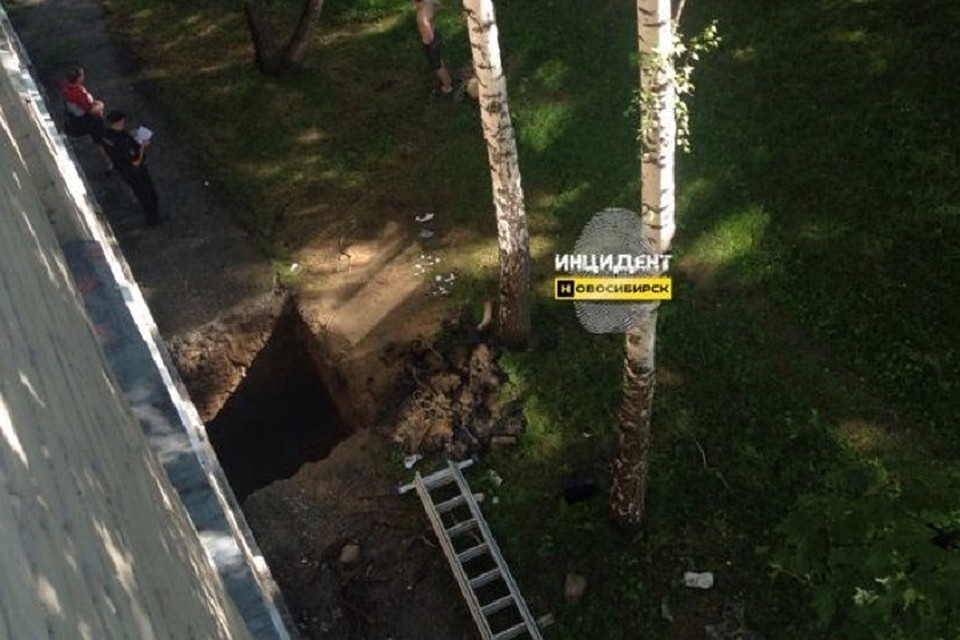 В новосибирском академгородке, неподалеку от дома №3 на улице Российской, пожилая женщина угодила в ловушку, оставленную накануне рабочими. Фото: "Инцидент-Новосибирск".