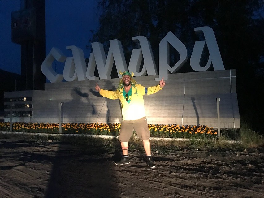 Ставший знаменитым бразилец сфотографировался на въезде в город