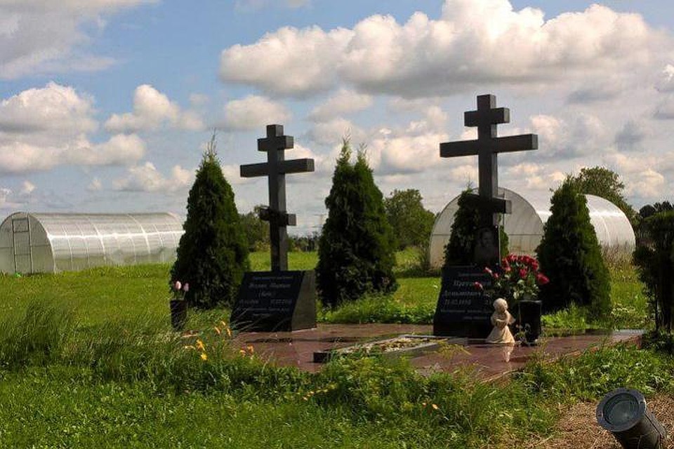 А еще возле кладбища в Цветково выращивают огурцы.