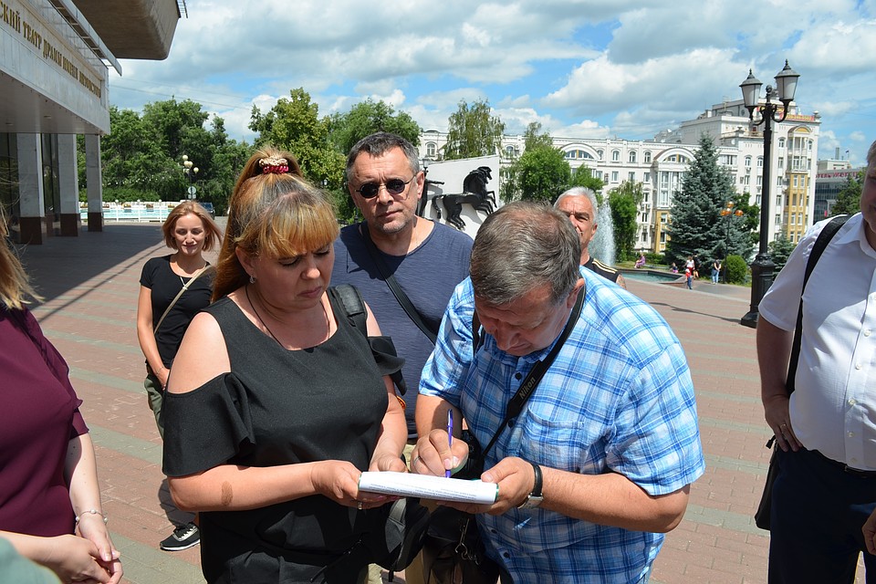 Липчане встали горой за режиссера Сергея Бобровского