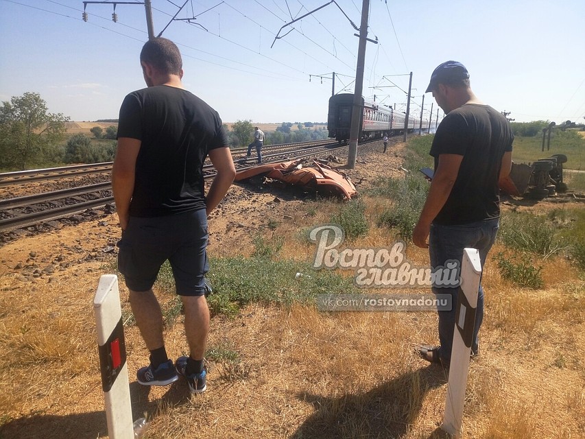 Движение поездов в этом направлении задержано на неопределенное время. Фото: группа Вконтакте "Ростов-Главный".