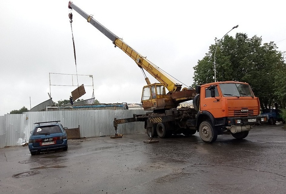 Работы ведутся несмотря на дождь.